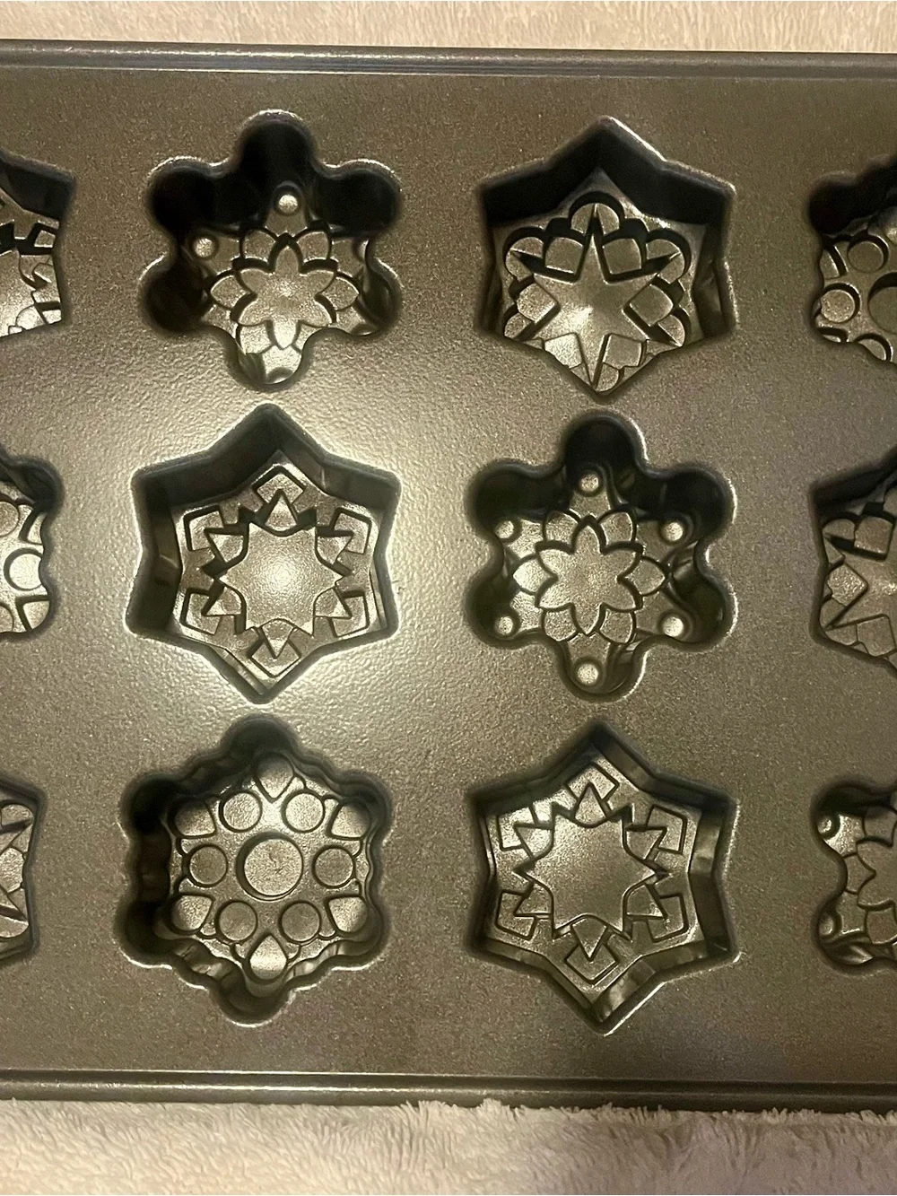 Nordic Ware Holiday Collection Frosty Flakes Bites Pan Cast Aluminum